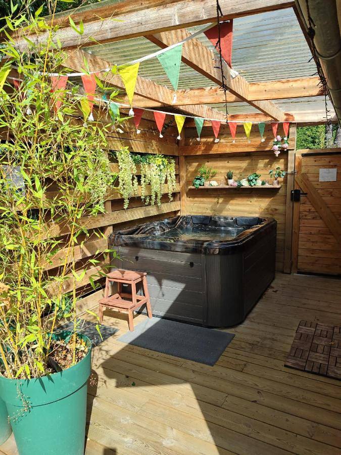 Gîte pour 2 personnes, avec Jacuzzi ainsi que Terrasse et Jardin à Amayé-sur-Orne