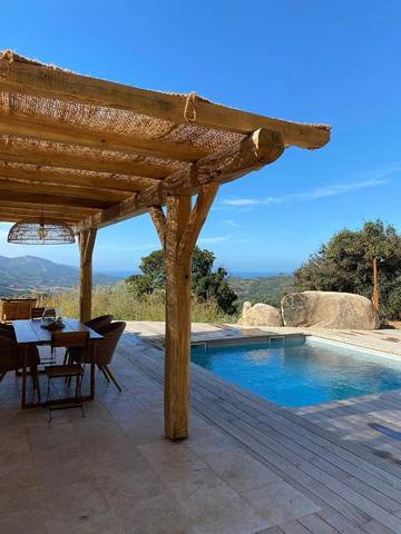 Gîte pour 4 personnes, avec terrasse ainsi que piscine et jardin à Sari-d'Orcino