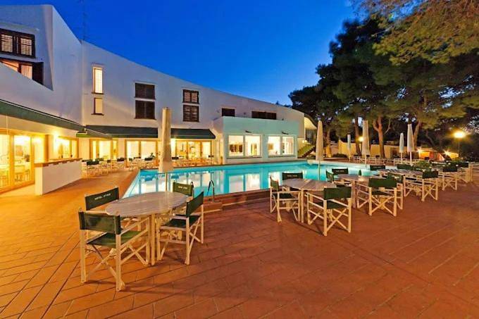 Hotel für 4 Personen, mit Terrasse und Ausblick sowie Garten und Pool - 1