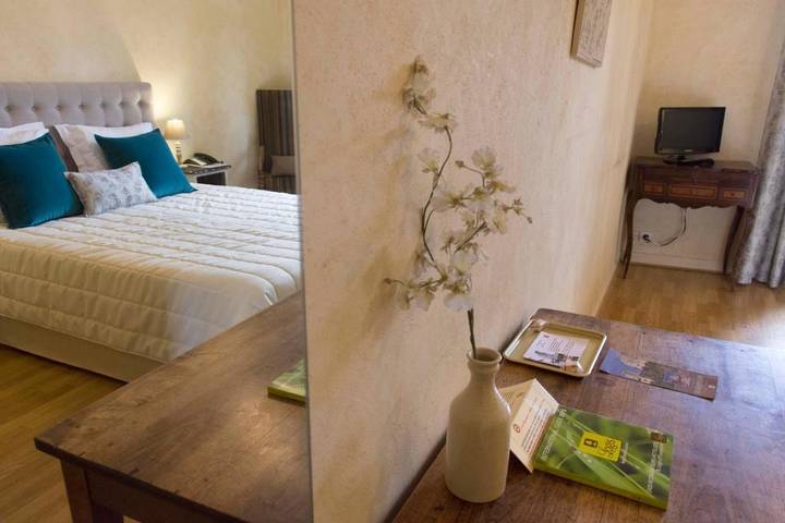 Hôtel pour 3 personnes, avec terrasse ainsi que piscine et jardin, animaux acceptés à Le Poët-Laval - 4