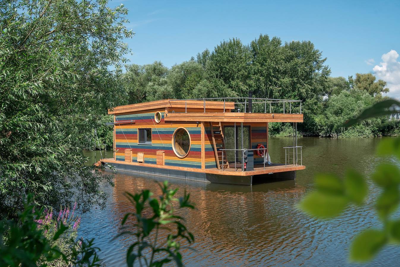 Ruim woonboot met dakterras, open haard en schommel aan de Dove Elbe in Hamburg Moorfleet, Hamburg