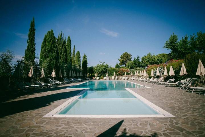 Apartmenthotel für 3 Personen, mit Balkon und Garten sowie Pool und Ausblick in San Donato Fronzano
