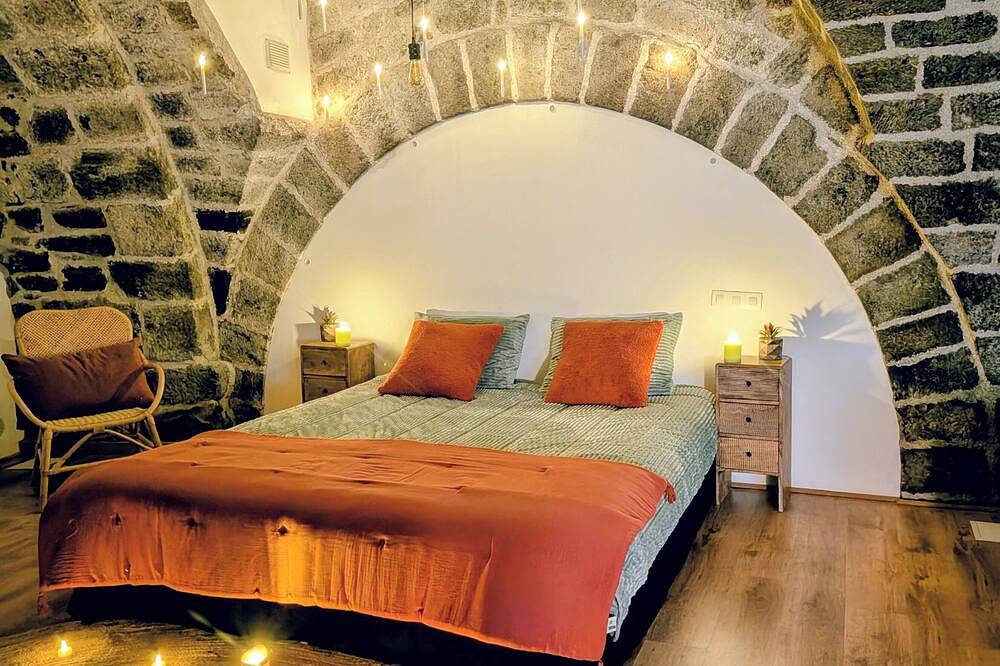 Ganze Wohnung, Where the stones whisper, an exceptional vaulted suite in the heart of Le Puy-en-Velay in Le Puy-en-Velay, Haute-Loire