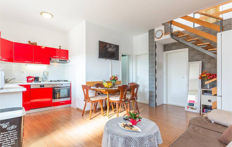 Retraite en bord de mer : appartement confortable avec terrasse, piscine et Wi-Fi, à 800 m de la plage in Krvavica, Makarska riviera
