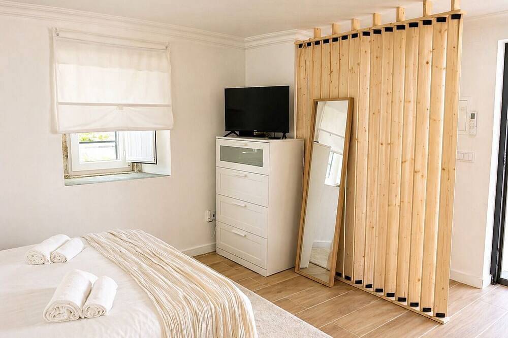 Modern Studio with Private Patio near Cascais and Sintra in Alcabideche, Costa de Lisboa