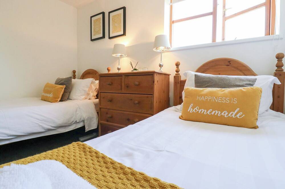 Bb House, family friendly, with a garden in Roxhill Manor Farm in Marston Moretaine, Central Bedfordshire