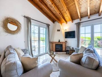 Gîte pour 6 personnes, avec jardin, adapté aux familles dans Arrifana