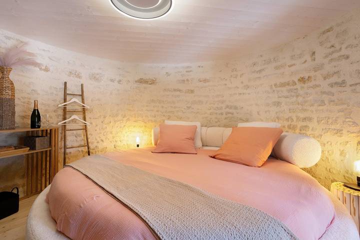 Le Moulin des Chouettes – Jacuzzi in a Unique Setting in La Jarrie, La Rochelle region