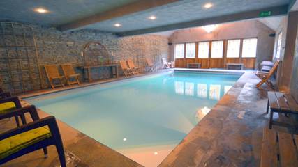 Cottage pour 30 personnes, avec sauna et terrasse ainsi que jardin et piscine dans Orchimont