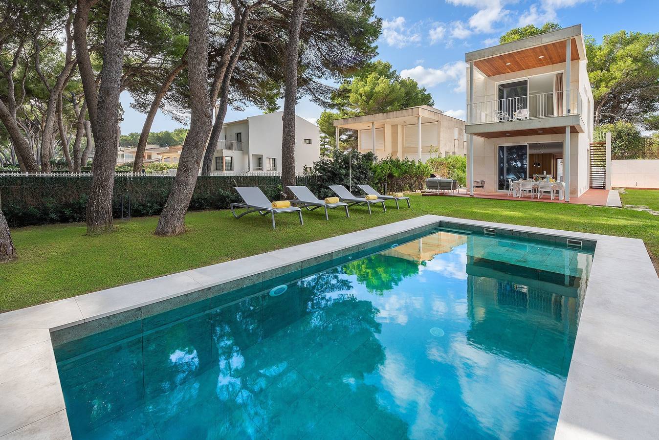 Casa Vacanze 'Villamar - Splendida Fronte Mare' con Vista Mare, Wi-Fi e Aria Condizionata in Playa de Alcudia, Alcúdia