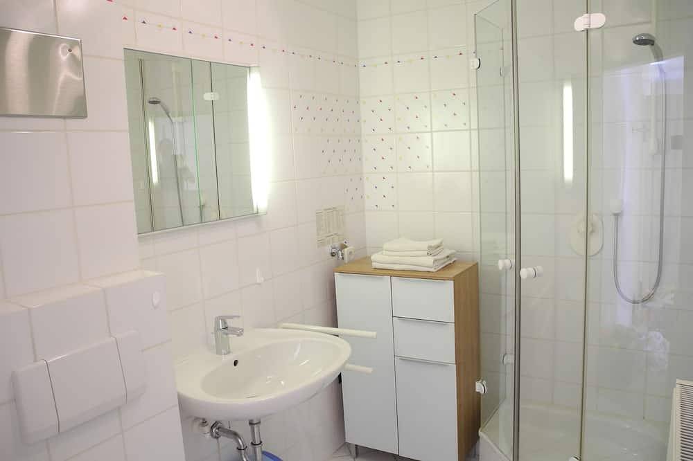 Entire apartment, Modern, bright 2-room apartment in Schützenstraße approx. 250 m from the old town. in Meersburg, Obersee (Bodensee)