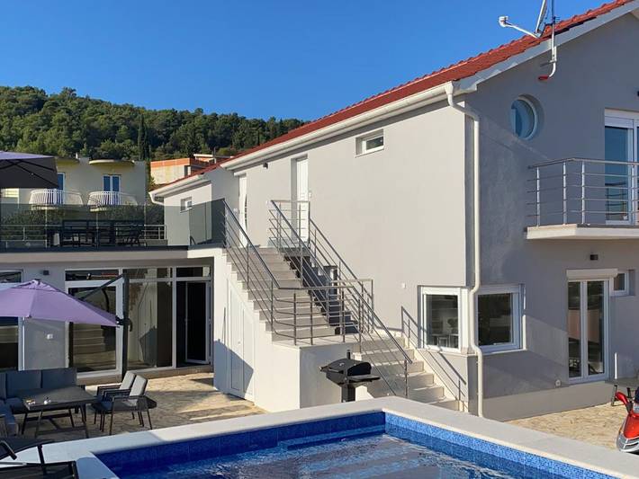 Ferienhaus für 18 Personen, mit Terrasse und Garten sowie Seeblick in Bilice
