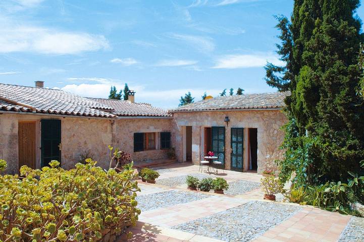 Cheap villa for 6 people, with terrace and pool in Majorca