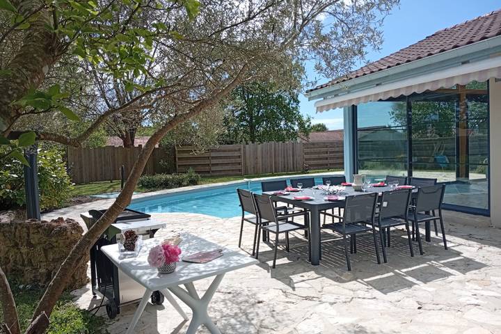 Location de vacances pour 10 personnes, avec terrasse ainsi que jardin et piscine, animaux acceptés dans Réserve naturelle du Courant d'Huchet