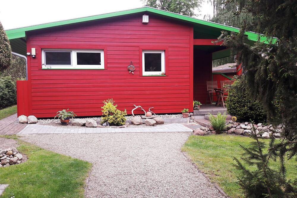 Ganze Wohnung, Idyllisches Ferienhaus mit Boot und Kanu in Seedorf (Basedow), Basedow