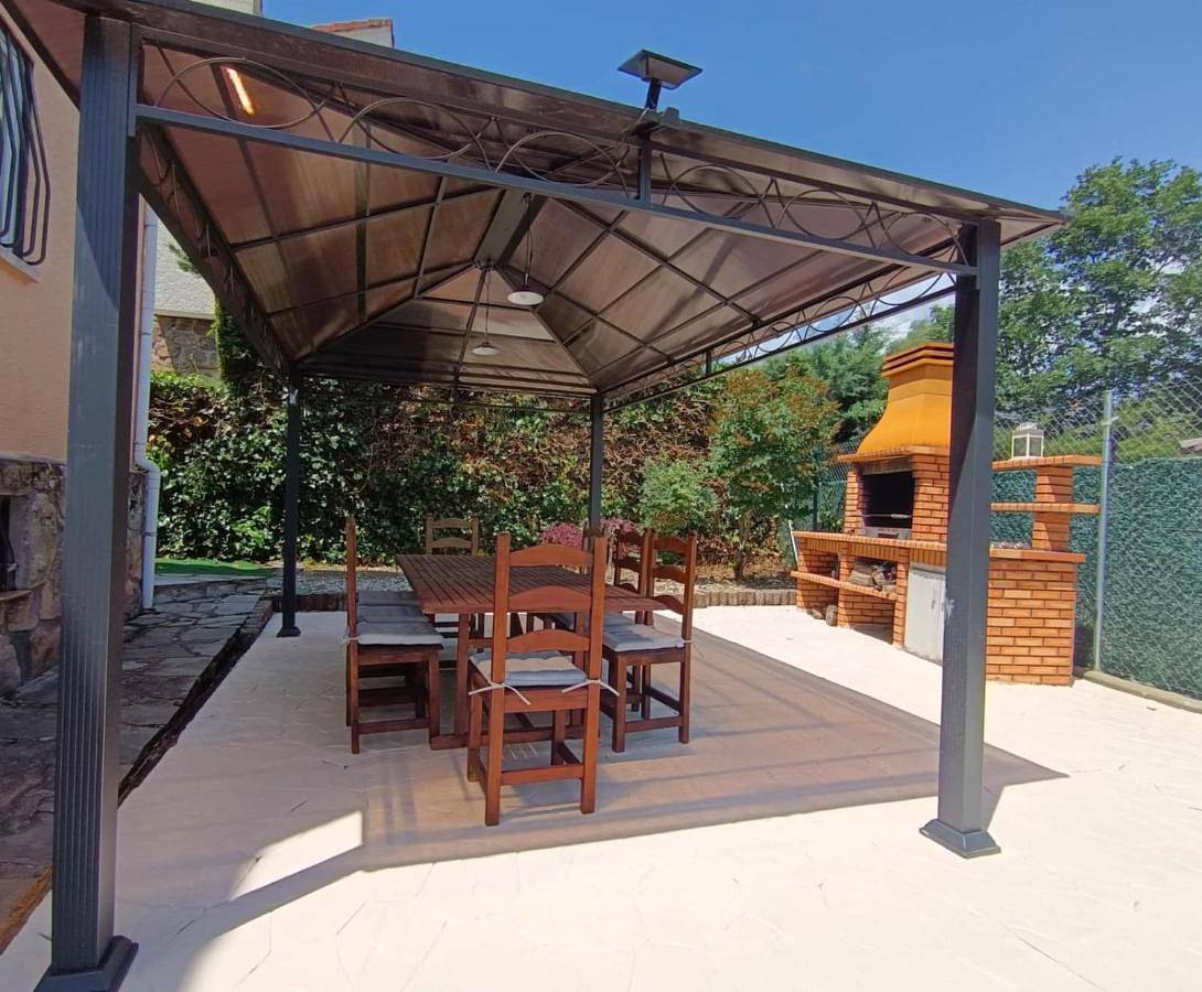 A Happy Place. Casa rural con piscina y barbacoa. in Becerril de la Sierra, Área Metropolitana de Madrid