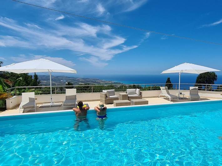 Casa vacanza per 4 persone, con Terrazza e Giardino nonché Piscina e Panorama a Vibo Valentia