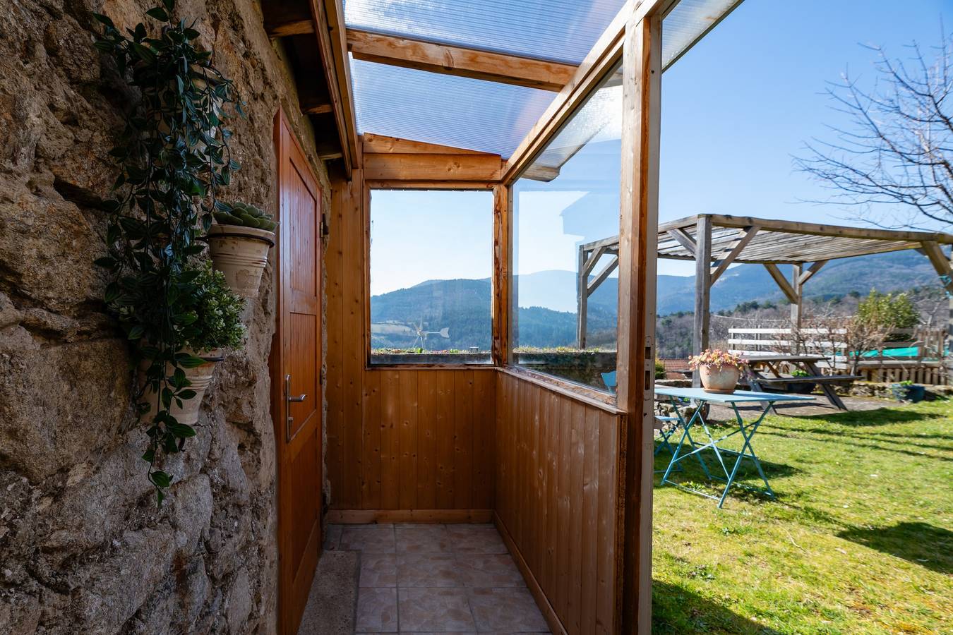 Maison d’hôtes « La Chastanha - Chambre 2 » avec vue sur la montagne in Saint-Symphorien-de-Mahun, Région de Tournon-sur-Rhône