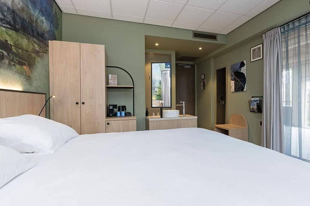 Relaxing Stay with Private Balcony & Garden Views Near Giethoorn in Ijsselmeer