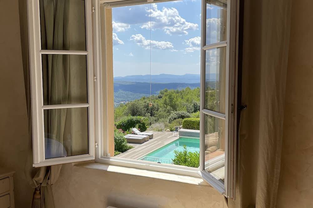 Luxus-Villa am Hang mit herrlichem Blick auf das Dorf und Tal in Tourtour, Draguignan Region