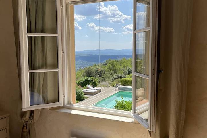 Luxus-Villa am Hang mit herrlichem Blick auf das Dorf und Tal in Tourtour, Draguignan Region