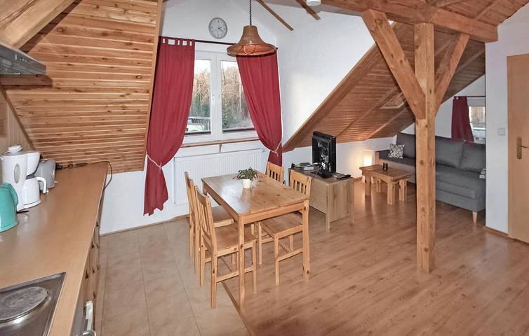 Ganze Ferienwohnung, Gemütliches Apartment mit Terrasse, Parkplatz und Kabel-TV - 1 km zum Strand in Grünow, Mecklenburg-Strelitz