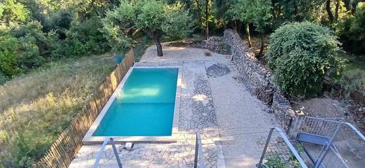 Gîte pour 4 personnes, avec vue ainsi que piscine et terrasse à Saint-Césaire-de-Gauzignan
