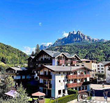 Hôtel pour 4 personnes, avec jardin et sauna ainsi que bassin pour enfant et vue, animaux acceptés à Transacqua
