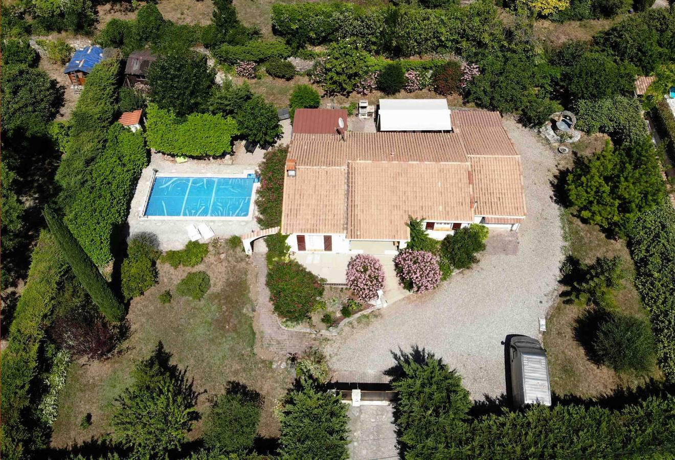 La Cigale et la Fourmi in Saint-Étienne-de-Gourgas, Région de Lodève