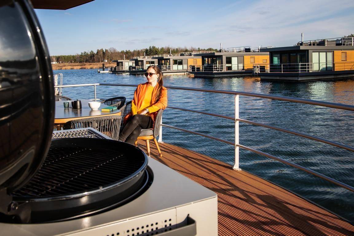 Floatinghouse Malibu Sunrise: mit Seeblick, Terrasse & Kamin für 6 Gäste in Bärwalder See, Boxberg (Oberlausitz)