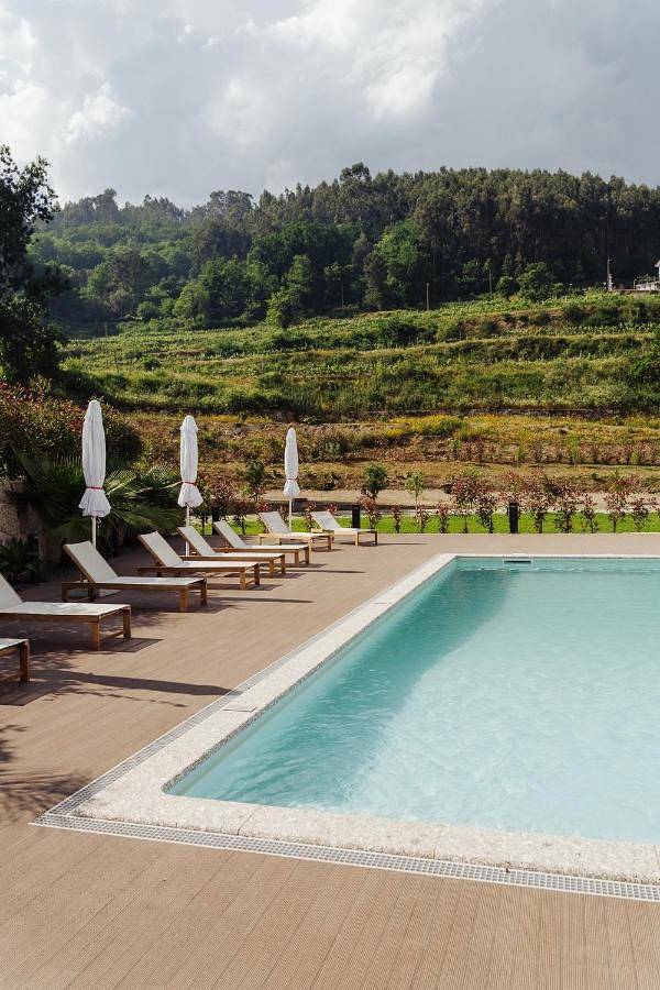 Casa de familia para 2 personas, con piscina además de jardín y terraza en Ponte da Barca