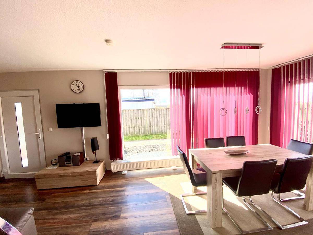 Ferienpark Vislust Modernes Holzhaus am Ijsselmeer mit eigenen Steg in Ijsselmeer