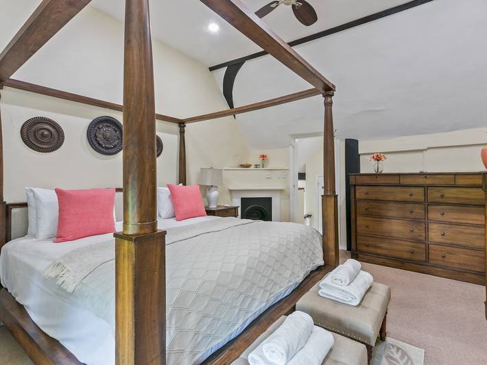 Historically Charming Home with Large Garden- Pass the Keys in Burnham, Buckinghamshire