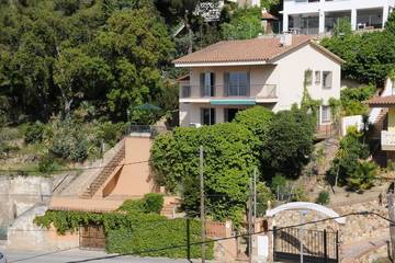 Villa für 10 Personen, mit Garten und Balkon sowie Whirlpool in Lloret de Mar