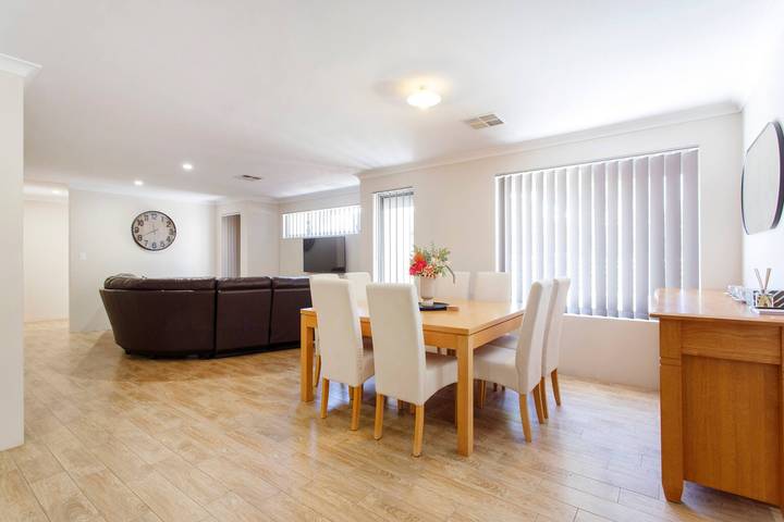 Holiday home for 6 people, with hot tub and balcony in Perth