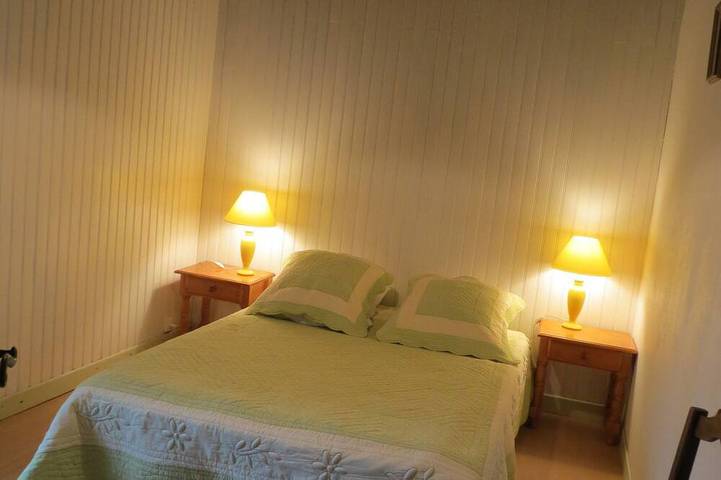 Location de vacances pour 6 personnes, avec terrasse ainsi que jardin et piscine à Saint-Avit-Sénieur - 4