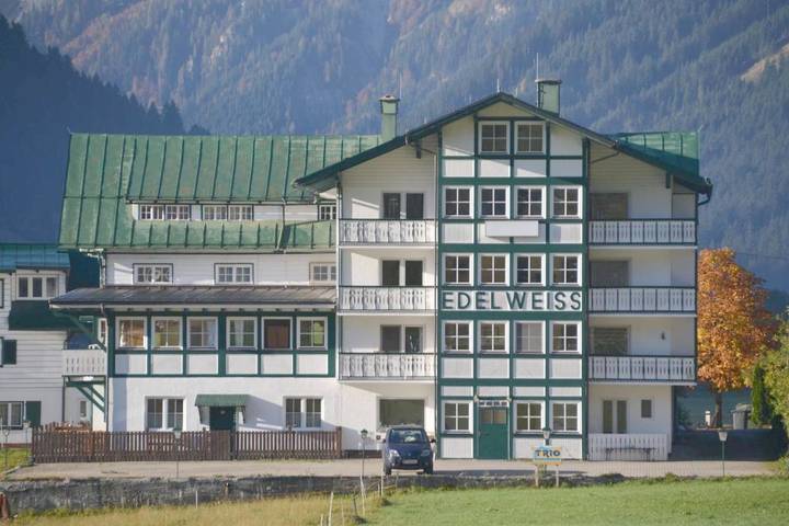 BnB für 7 Personen, mit Balkon und Terrasse sowie Ausblick in Gosau