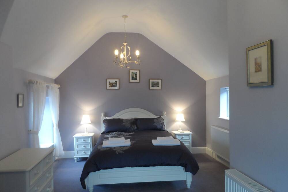 Luxury Cottage with spectacular rural views, private garden, sunroom and terrace in Wirksworth, Derbyshire