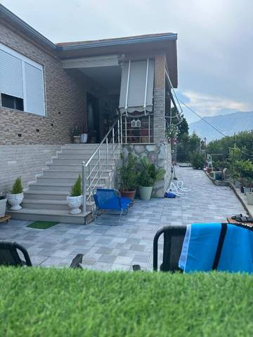 Maison d’hôte pour 2 personnes, avec terrasse ainsi que piscine et jardin dans Gjirokastër