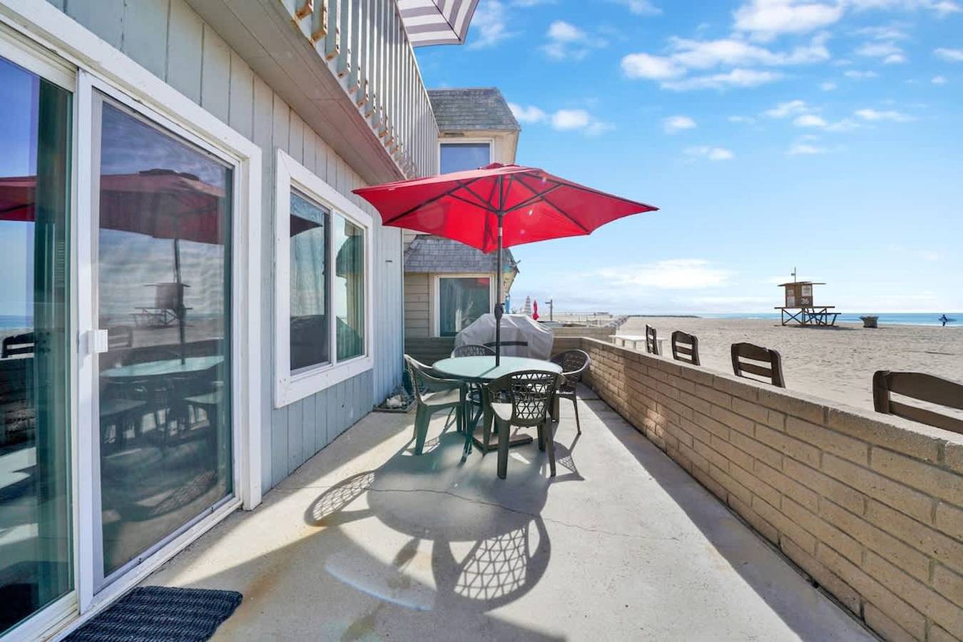 Oceanfront w  Large Patio On The Sand in Newport Beach, Condado de Orange