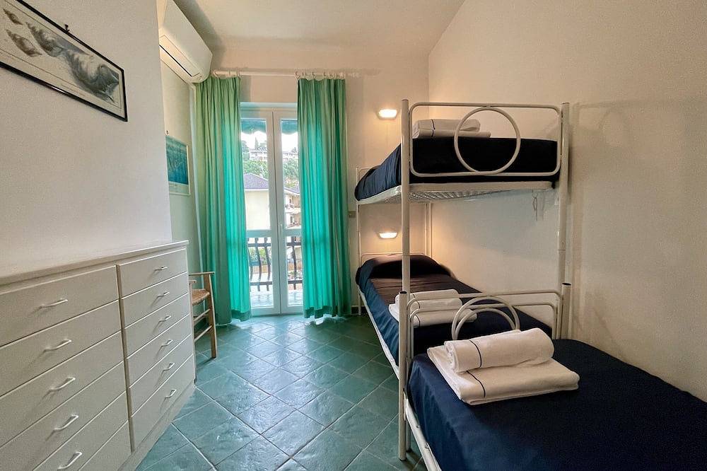 Entire apartment, Casa di Mari - Appartamento con Grande Terrazza a 500 mt dal Mare in Sperlonga, Latina Province