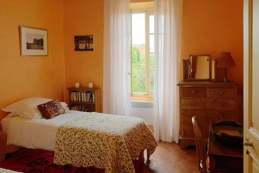 Beautiful village house in centre of Roussillon, private pool, views of Luberon in Roussillon, Parc naturel régional du Luberon