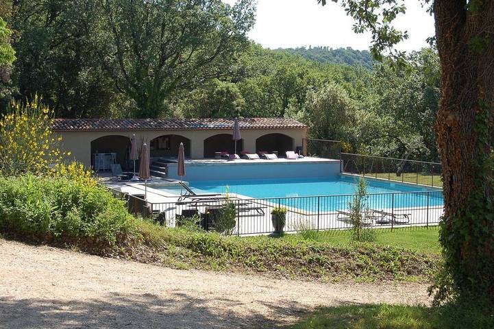 Location de vacances pour 8 personnes, avec jardin ainsi que piscine et terrasse à Issirac