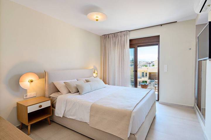 100 m van het strand, bubbelbad, zwembad, ping pong, sauna en fitnessruimte, privé ligbedden! in Rethymno (City), Rethymno en omgeving