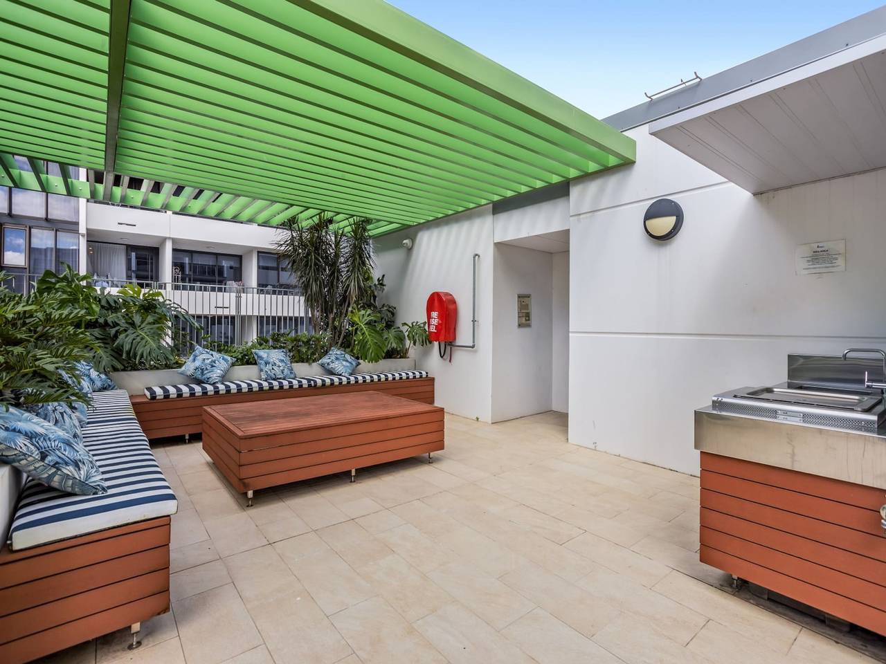 Hel lejlighed, Stellar Location With Parking, Pool & Gym Access in South Brisbane, Brisbane