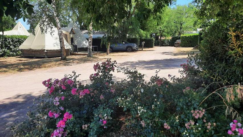 Location de vacances pour 4 personnes, avec vue ainsi que terrasse et piscine à Argenton-les-Vallées