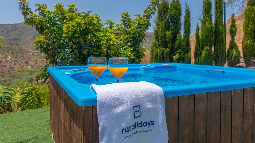 Chalet para 8 personas, con jacuzzi además de piscina y balcón/terraza, Se admiten mascotas en Provincia de Málaga - 2