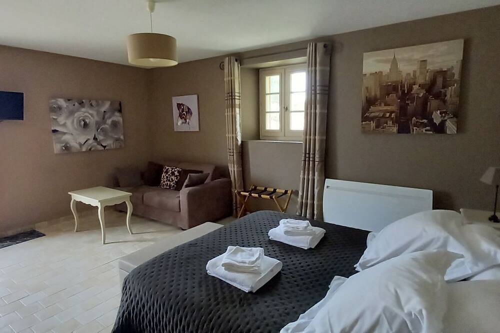 Toucan, 25m² air-conditioned room on first floor, separate entrance in Les Ulmes, Valle del Loira