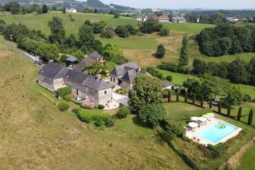 Gîte pour 31 personnes, avec terrasse et jardin à Perpezac-le-Blanc