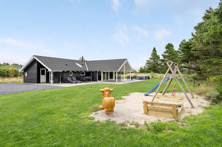 Beautiful home in Rømø w/ 4 Bedrooms, Sauna and Wifi in Sønderstrand, Tagholm